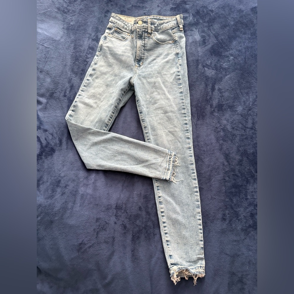 GAP Universal Jegging Sky High with Distressed Hem